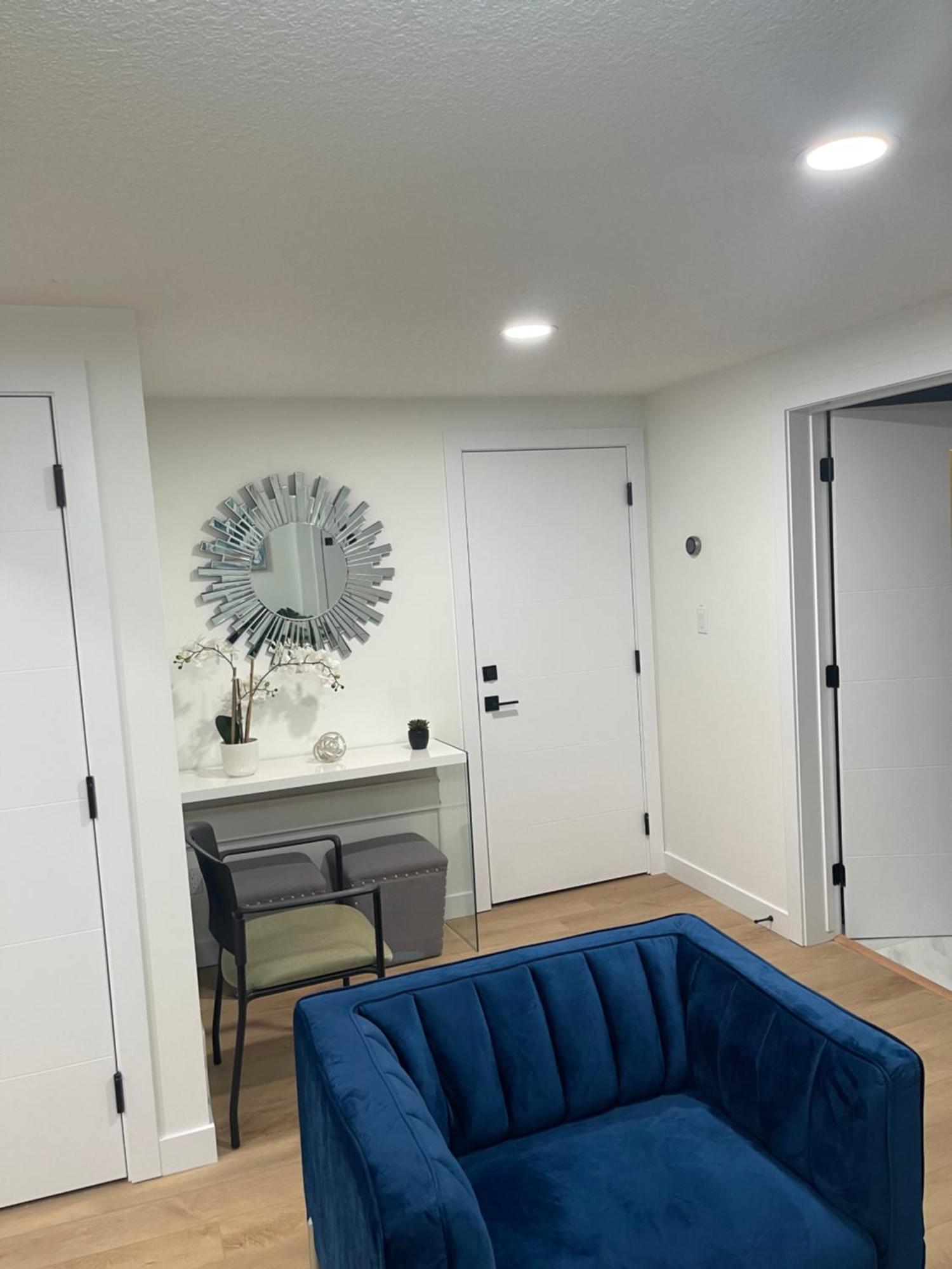 Stylish 2 Bedroom Suite In Sw Edmonton Close To Windermere And Edmonton International Airport Bagian luar foto