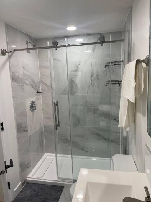 Stylish 2 Bedroom Suite In Sw Edmonton Close To Windermere And Edmonton International Airport Bagian luar foto