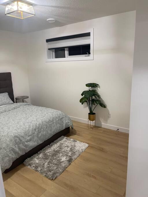 Stylish 2 Bedroom Suite In Sw Edmonton Close To Windermere And Edmonton International Airport Bagian luar foto